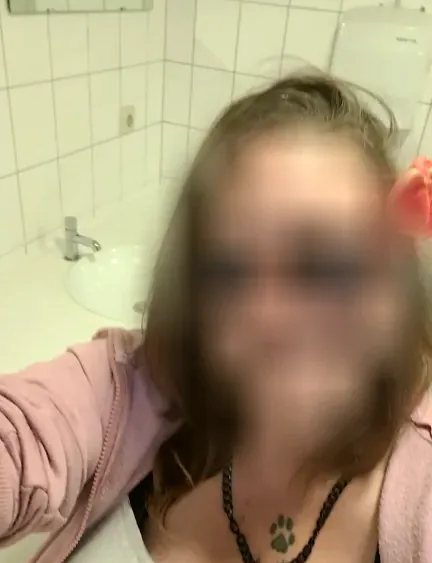 Sabrina, 33